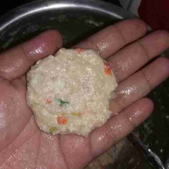 Bentuk adonan bulat pipih.