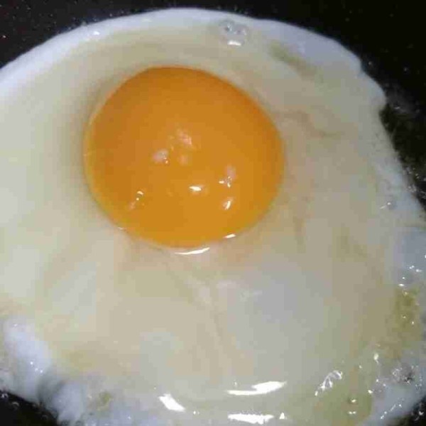 Ceplok telur kemudian sisihkan.