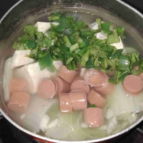 Masukkan sosis dan daun bawang seledri. Tambahkan garam, kaldu jamur, aduk sampai tercampur rata.