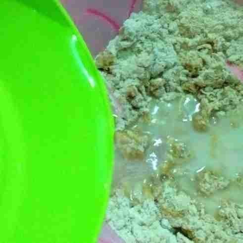 Tambahkan air sedikit demi sedikit sampai jadi adonan yang agak encer.