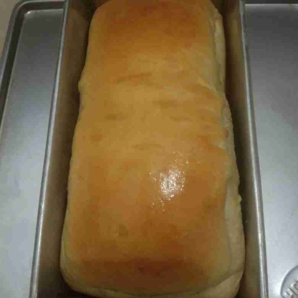 Dalam keadaan panas, langsung oles permukaan roti dengan mentega. Keluarkan dari loyang. potong-potong. siap dinikmati.