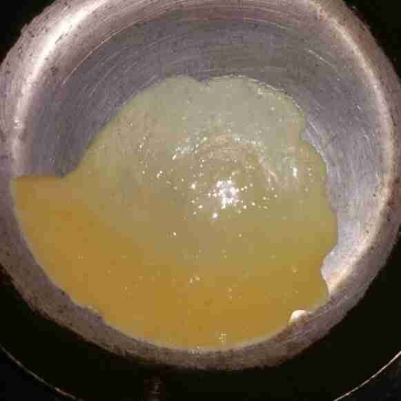 Panaskan teflon yang sudah diolesi minyak, tuang 1/2 sendok sayur telur.