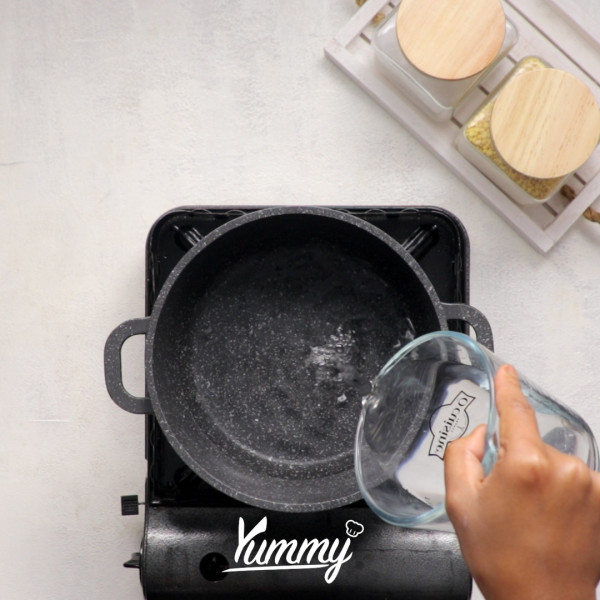 Siapkan panci untuk merebus air lalu tuangkan air ke dalamnya. Masak air hingga mendidih lalu tambahkan gochujang,  lada dan bubuk cabai.