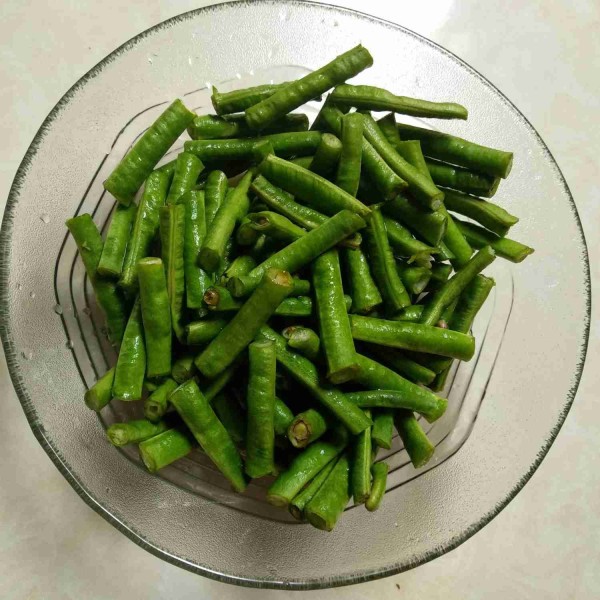 Potong-potong kacang panjang kemudian cuci bersih.