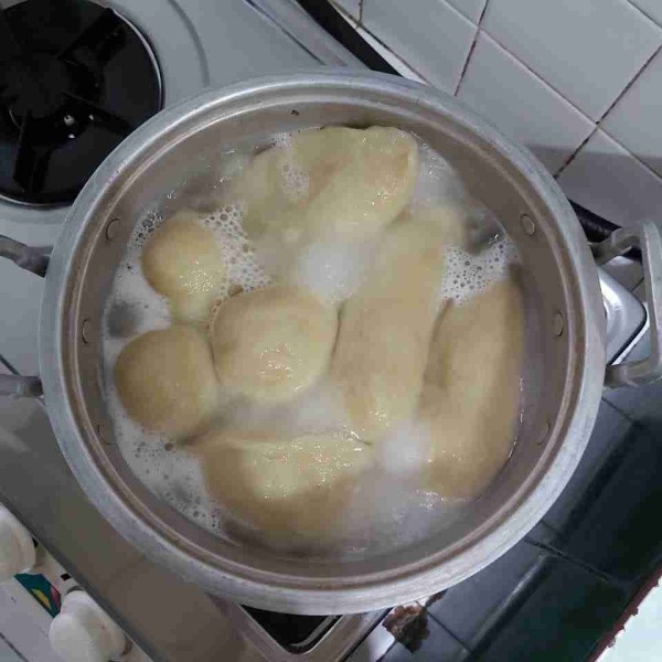 Didihkan air, masukkan pempek yang sudah dibentuk secara perlahan. Kecilkan api. Masak sekitar 20 menit. Angkat, tiriskan.