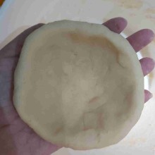 Ambil adonan secukupnya untuk pempek kapal selam, bulatkan, buat lubang di tengah kemudian tekan-tekan hingga dalam dan melebar.