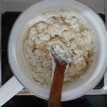 Didihkan air, garam, kaldu bubuk. Kecilkan api. Masukkan terigu bertahap sambil diaduk dengan sendok kayu hingga tercampur rata. Angkat, dinginkan sejenak.