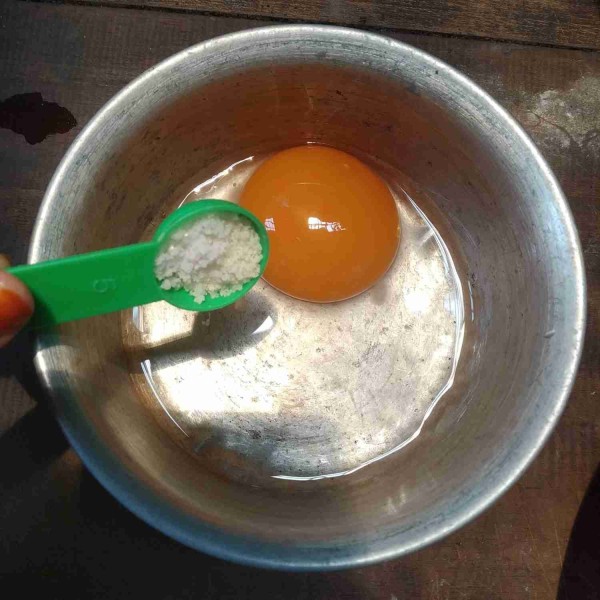 Ceplok telur dalam wadah dan tambahkan garam/penyedap rasa.