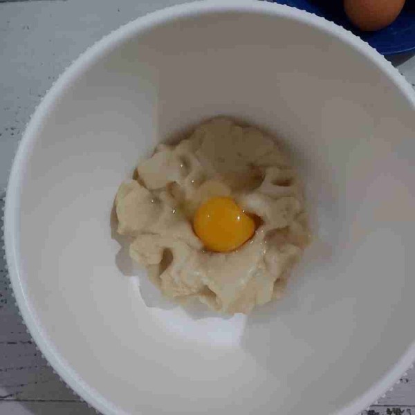 Pindahkan adonan ke dalam mangkok besar, masukkan telur aduk dengan tangan/whisk hingga tercampur rata. Tambahkan telur lagi. Aduk rata (tekstur lembut). Tambahkan tepung kanji/tapioka sedikit demi sedikit sambil diuleni hingga kalis.