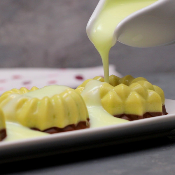 Sajikan puding alpukat fudgy coklat dengan vla susu.