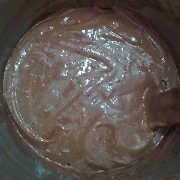 Satukkan minyak dan santan kemudian masukkan ke dalam adonan kue secara bertahap, aduk balik menggunakan spakula.