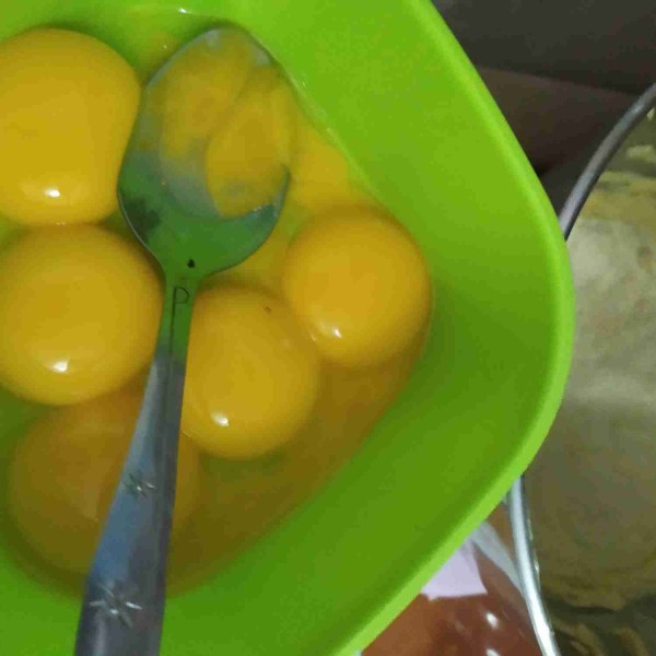 Masukkan kuning telur satu persatu, beri jeda 1 menit untuk setiap kuning telur yang masuk.