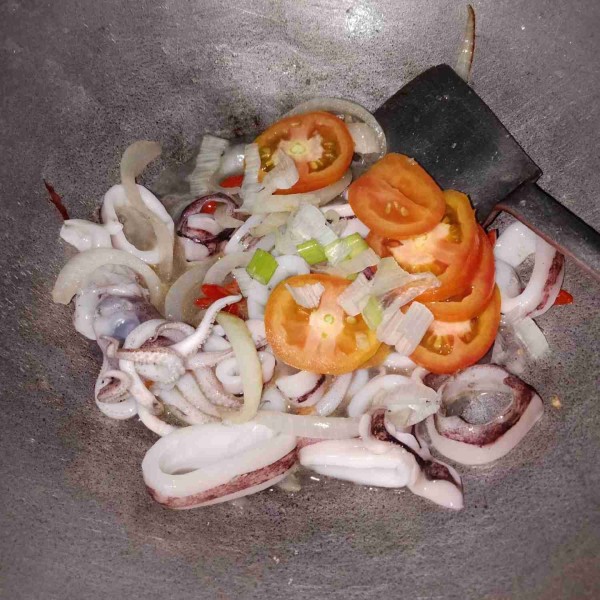 Terakhir masukkan potongan tomat dan daun bawang, koreksi rasa.