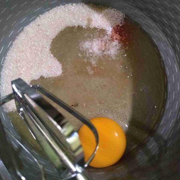 Mixer telur, gula, garam, dan vanili hingga tercampur rata.