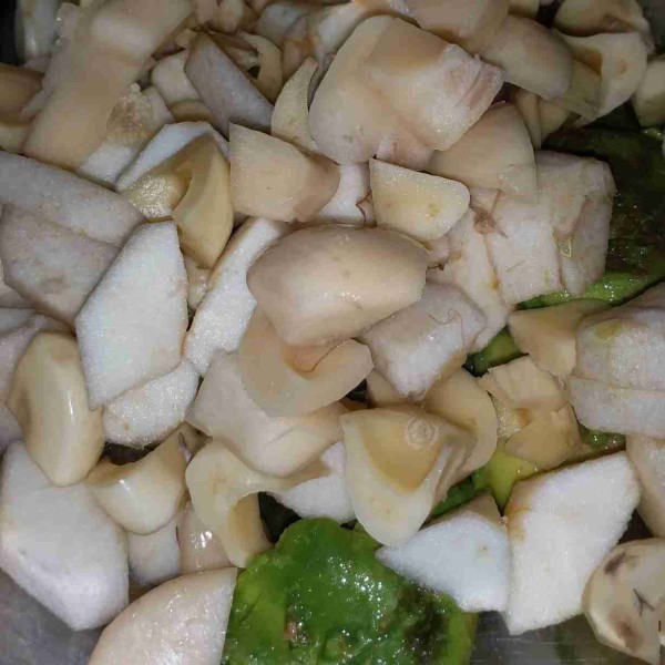 Kerok alpukat, potong-potong buah apel dan salak.