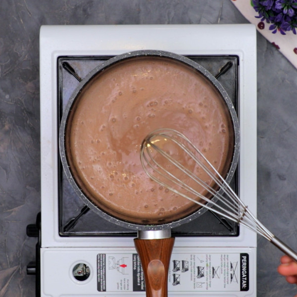 Puding fudgy coklat siapkan panci, didihkan susu coklat cair, agar-agar coklat, kental manis coklat, dan garam sambil diaduk. Matikan api, masukkan coklat chip ke dalamnya. Aduk rata, sisihkan.