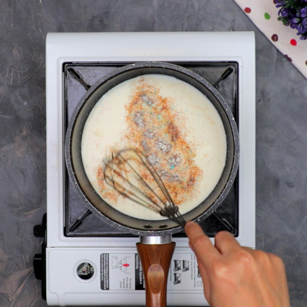 Puding alpukat siapkan panci, didihkan susu cair, kental manis, gula, garam, dan agar-agar hingga mendidih sambil diaduk. Matikan api, masukkan daging alpukat. Aduk rata dan sisihkan.