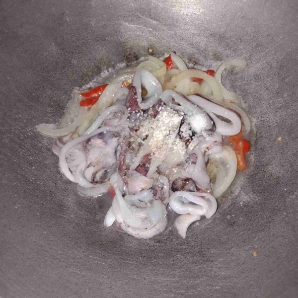 Masukkan cumi, gula garam dan kaldu jamur, tambahkan sedikit air.