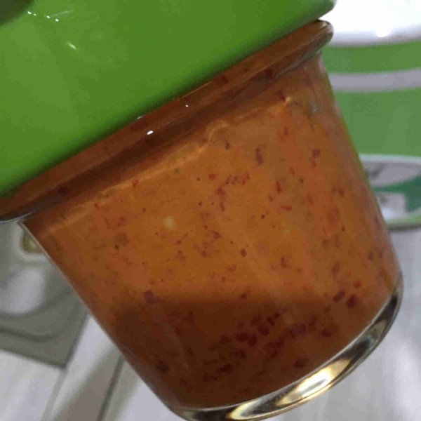 Campur bawang merah, bawang putih, tomat, cabe merah keriting, minyak sedikit dan di blender halus.
