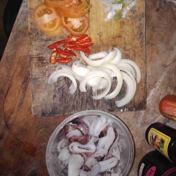 Siapkan bahan-bahan yang diperlukan. Cuci bersih cumi, potong cincin. iris-iris semua bumbu.