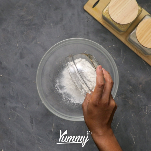 Campurkan tepung beras, tepung terigu, gula halus dan garam dalam satu wadah lalu aduk hingga tercampur rata.