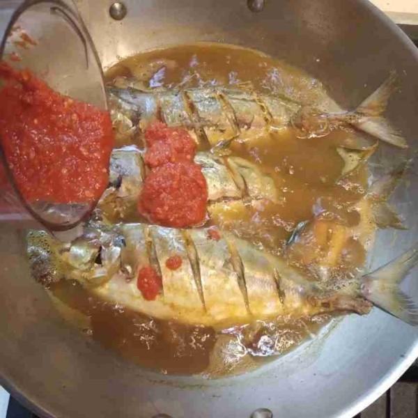 Masukan bumbu halus.