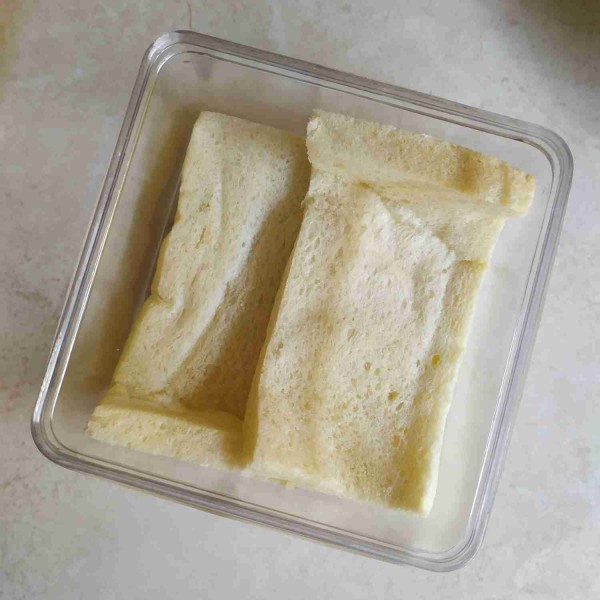 Tata roti tawar dalam wadah, tekan-tekan sedikit biar padat.