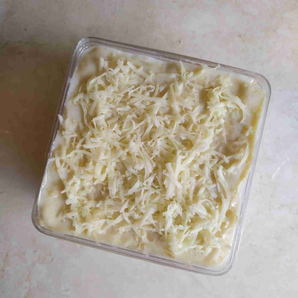 Di lapisan paling atas beri sisa susu oatmeal sampai batas wadah. Terakhir, taburi dengan keju parut dan hias sesuai selera. Masukkan ke dalam kulkas dan sajikan dalam keadaan dingin. Selamat mencoba!