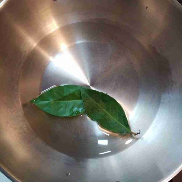 Masukan air dan daun salam.
