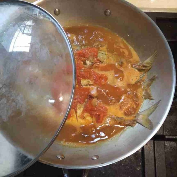 Tutup pan masak hingga ikan matang dan air sedikit redius.