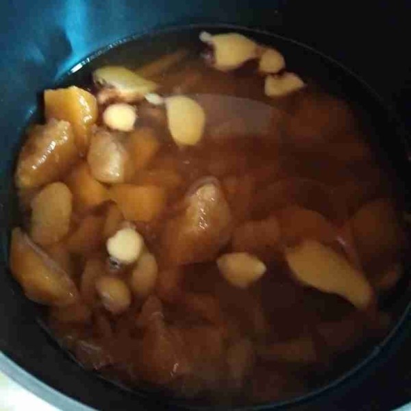 Rebus gula merah dan jahe sampai matang, sisihkan biarkan sampai hangat2 kuku. Lalu saring.