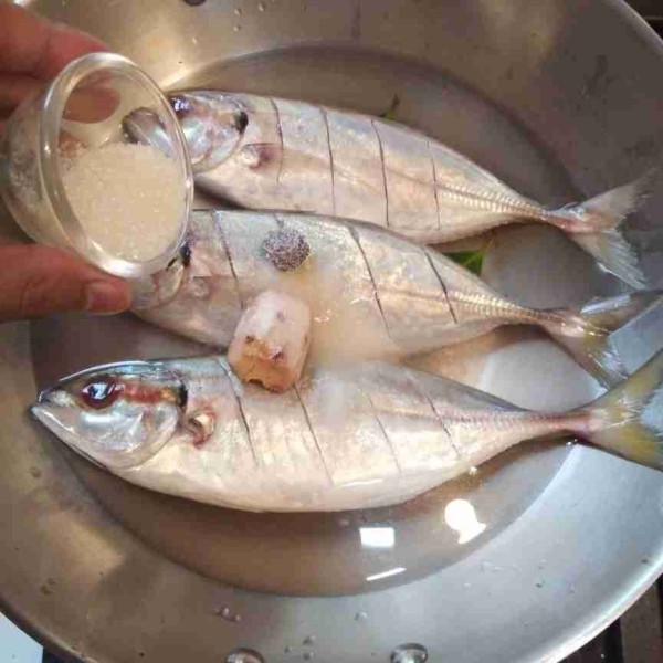 Masukan juga gula, garam, kaldu bubuk ayam, ketumbar bubuk, kunyit bubuk, dan lada.