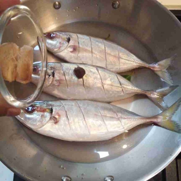 Masukan asam jawa, jahe dan lengkuas geprek.