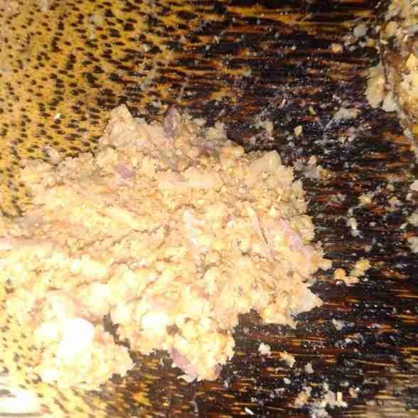 Siapkan bumbu bawang merah, bawang putih, kemiri, dan ketumbar, haluskan.