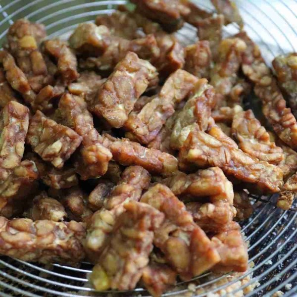 Siapkan tempe yang telah di goreng.