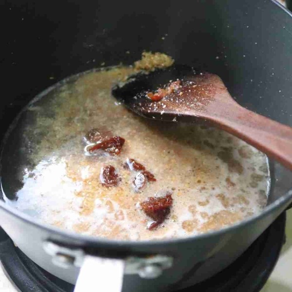 Masukkan air asam jawa, gula merah, kecap manis, garam, dan lada.