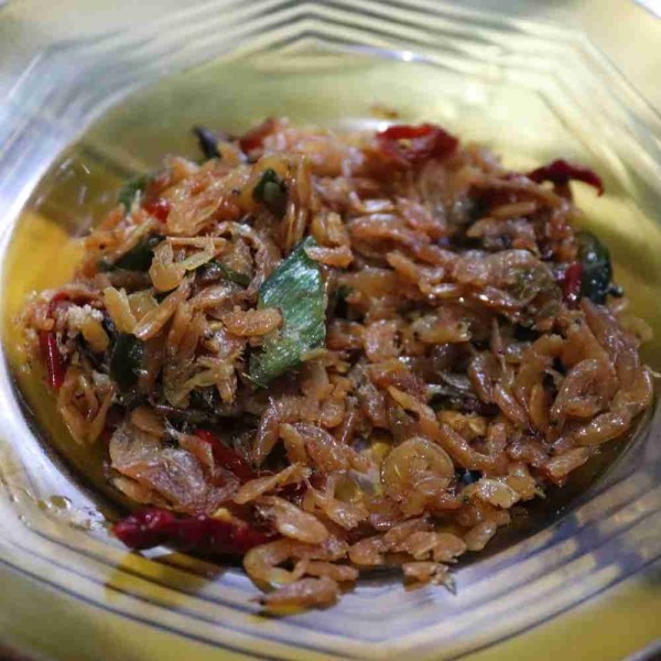Siapkan udang rebon yang telah di goreng.