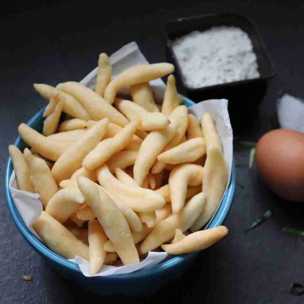 Goreng adonan hingga mulai terapung kemudian pisah-pisahkan adonan agar tidak menempel dan mulai bolak-balikan adonan hingga kuning keemasan, angkat dan sajikan.