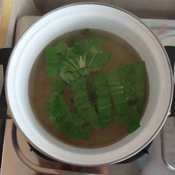 Sebelum disajikan, masukkan potongan sawi sendok ke dalam kuah, dan tunggu hingga sedikit layu. Angkat. Sajikan pentol kuah bersama taburan daun bawang, bawang goreng, serta sambal, dan bihun. Selamat mencoba!