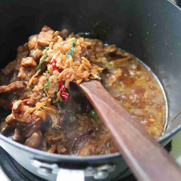 Masukkan tempe goreng dan udang rebon yang telah di goreng, aduk rata hingga meresap.