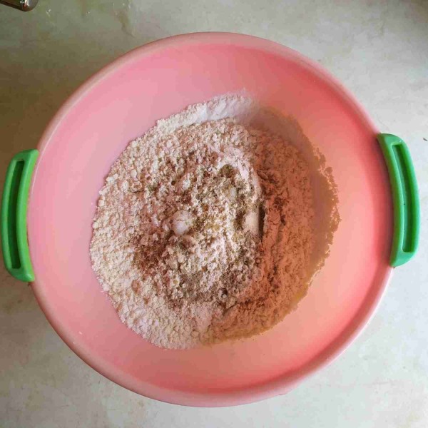 Buat pentolnya : campur tepung kanji, tepung terigu, dan tepung bumbu dalam wadah. Bumbui dengan garam, merica dan kaldu jamur. Aduk rata.