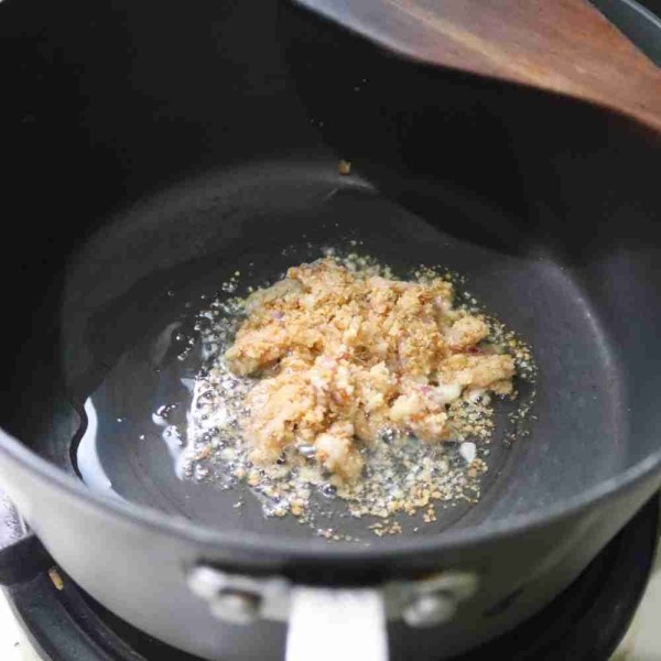 Panaskan wajan tambahkan minyak goreng, tumis bumbu halus hingga harum.