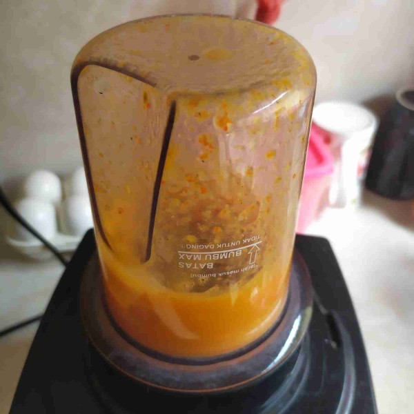 Masukkan cabe rawit dan bawang putih ke dalam blender, lalu bumbui dengan garam dan gula pasir. Tambahkan air, haluskan. Sisihkan ke dalam mangkok.