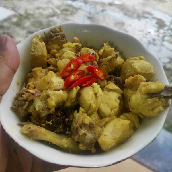 Ayam masak asam siap disajikan.