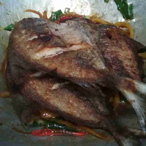 Masukkan ikan bawal goreng masak hingga kuah sedikit dan bumbu meresap. Sajikan.