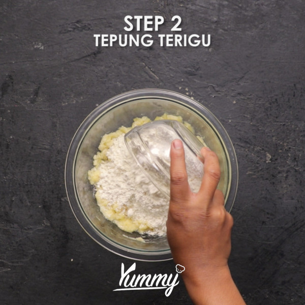 Tambahkan tepung terigu, garam, gula, kental manis dan susu cair ke dalamnya lalu aduk dengan menggunakan spatula hingga tercampur rata.
