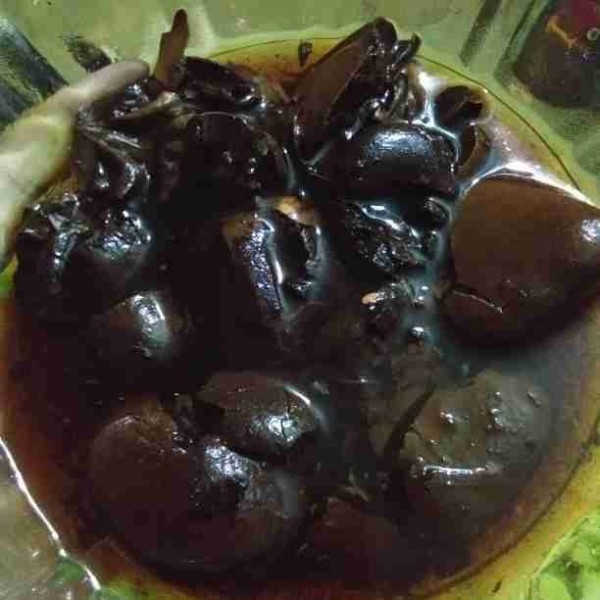 Rendam terlebih dahulu kluwek dengan air hangat sebelum dihaluskan bersama bumbu.