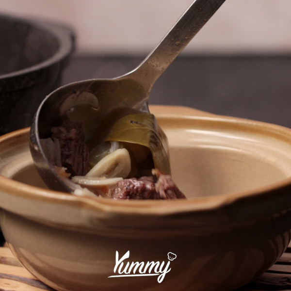 Siapkan mangkuk saji lalu tuangkan asem-asem daging ke dalam mangkuk dan sajikan selagi panas.