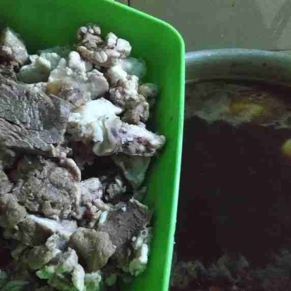 Masukkan potongan daging.