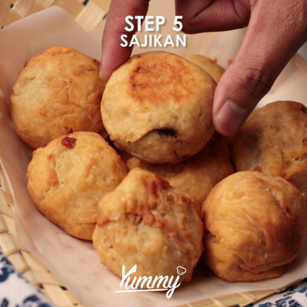 Setelah dingin taburkan campuran coklat bubuk dan gula palem di atas pisang. Sajikan.